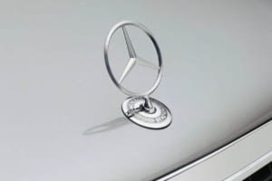 洗車時に「スリーポインテッドスター」をよく眺めてみると、ラジエターグリルの縁から立っているのではなく、その外側、つまりボンネットの塗装面にあることに気づく。実は1991年のSクラス／W140から採用。写真はシルバーカラー。