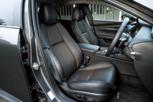 マツダ3 セダン XDドライブエディション：ドライブエディションの特徴となるスムースレザーシートだが、セダンはブラックのみ。運転席のパワーシートや運転席＆助手席のシートヒーターが追加装備される点も見逃せない（ファストバックも同様）。