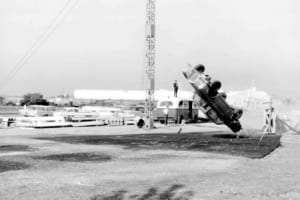 1959年、220／W111シリーズの横転テスト（ジンデルフィンゲン工場）。