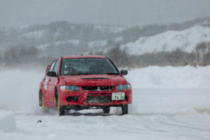 ダブルエントリーの車両オーナーとの勝負を制し、総合優勝した尾関敏久選手。