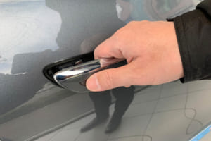 全てのメルセデス・ベンツのドア・アウターハンドルは握りやすく、力が入りやすいグリップ形状を採用している。写真は最新のシームレスドアハンドルを握っているショット。