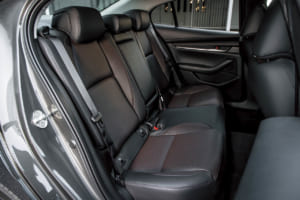 マツダ3 セダン XDドライブエディション：後席の快適性や居住性は高レベル。このサイズのセダンが少なくなっているだけに、存在価値は高い。シートは前席同様、ブラックのスムースレザーで、上質な室内空間を演出している。