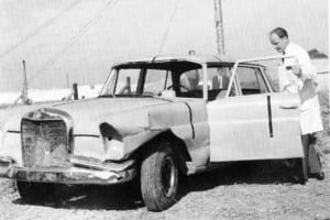 220Sb／W111は前部衝撃テスト後でもドアが開き、乗員の救出ができる事を証明。