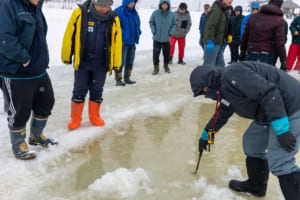 今年は氷の状態が良くなくて穴が開いてしまい競技は一時中断。急遽ミーティングが開かれました。