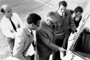 ジンデルフィンゲン工場でのテスト終了後、ベラ・バレニーを中心にエンジニア達は入念にボディチェックをする。