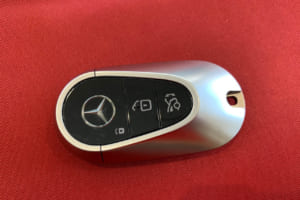 1991年のSクラス／W140からのメルセデス・ベンツは、ドアをリモコン・キー操作で簡単に開閉が出来るので便利。材質と技術革新でドアロックの形状は以前より「大型カギ状ロック」と「大型キャッチ」になり、しっかりとドアが閉まる。写真はモダンなエレクトリックキー（Sクラス／W223）。