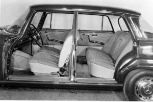 室内はステアリングホイールやインストゥルメントパネル等に衝撃吸材を使用、埋め込み式ドアハンドル、脱落式ルームミラーをすでに採用。セーフティセルと呼ばれるこの安全車体構造は、乗員が乗る客室の剛性を上げ、その前後構造に衝撃吸収能力を持たせている。