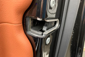 Sクラス／W223のドアロック形状はドア側の「大型カギ状ロック」。