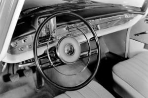 室内はステアリングホイールやインストゥルメントパネル等に衝撃吸材を使用、埋め込み式ドアハンドル、脱落式ルームミラーをすでに採用。セーフティセルと呼ばれるこの安全車体構造は、乗員が乗る客室の剛性を上げ、その前後構造に衝撃吸収能力を持たせている。