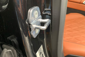 Sクラス／W223のドアロック形状はピラー側の「大型キャッチ」でしっかりとドアが閉まる。