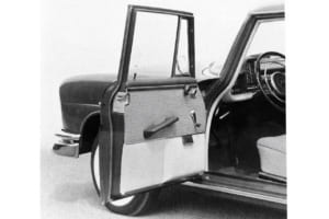 室内はステアリングホイールやインストゥルメントパネル等に衝撃吸材を使用、埋め込み式ドアハンドル、脱落式ルームミラーをすでに採用。セーフティセルと呼ばれるこの安全車体構造は、乗員が乗る客室の剛性を上げ、その前後構造に衝撃吸収能力を持たせている。