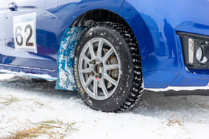 こちらはミシュラン。現在WRCで使われる物とは違って、以前使われていたナロートレッドの物。