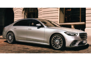 最新のドアハンドルの形状は、2020年9月2日のSクラス/W223で一段とスタイリッシュに。特筆すべきは、モダンなエレクトリックキーを持って車両に近づくと、ドアハンドルが自動的にせり出すポップアップタイプの「シームレスドアハンドル」を採用したことで、これは道路使用者の保護対策でもある。写真はSクラス／W223。