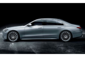 最新のドアハンドルの形状は、2020年9月2日のSクラス/W223で一段とスタイリッシュに。特筆すべきは、モダンなエレクトリックキーを持って車両に近づくと、ドアハンドルが自動的にせり出すポップアップタイプの「シームレスドアハンドル」を採用したことで、これは道路使用者の保護対策でもある。写真はSクラス／W223。