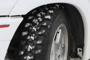 こちらは昔のラリータイヤにピンを打ったタイヤ。ヨコハマのMT-14などがよく知られる。