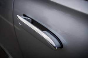 格納式ドアハンドルを引っ張るだけでドアが開けられ、走り出すと自動で格納。しかも、万が一の事故の際は自動でせり出し、外部から引っ張って開けることができる。この格納式ドアハンドルは優れた空力特性と静粛性を確保しドアミラーやボディ各部の徹底したシーリング等と相まって、省燃費にも大いに貢献。写真はポップアップタイプの「シームレスドアハンドル。