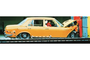 正面衝突テスト：前後は衝撃吸収式構造で客室は頑丈な構造。