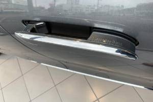 格納式ドアハンドルを引っ張るだけでドアが開けられ、走り出すと自動で格納。しかも、万が一の事故の際は自動でせり出し、外部から引っ張って開けることができる。この格納式ドアハンドルは優れた空力特性と静粛性を確保しドアミラーやボディ各部の徹底したシーリング等と相まって、省燃費にも大いに貢献。写真はポップアップタイプの「シームレスドアハンドル。