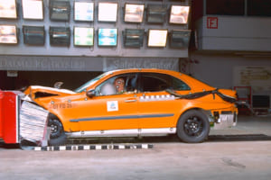 正面衝突テスト：前後は衝撃吸収式構造で客室は頑丈な構造。