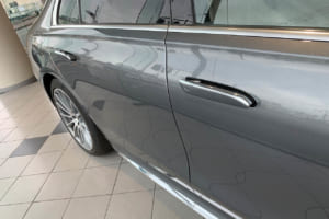 格納式ドアハンドルを引っ張るだけでドアが開けられ、走り出すと自動で格納。しかも、万が一の事故の際は自動でせり出し、外部から引っ張って開けることができる。この格納式ドアハンドルは優れた空力特性と静粛性を確保しドアミラーやボディ各部の徹底したシーリング等と相まって、省燃費にも大いに貢献。写真はポップアップタイプの「シームレスドアハンドル前後。