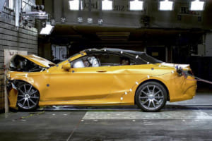 正面衝突テスト：前後は衝撃吸収式構造で客室は頑丈な構造。