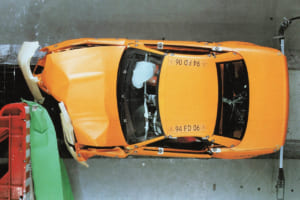 メルセデス・ベンツは1974年の事故調査による、正面衝突の約75％がオフセット衝突であるという事実を受け、その事故形態を再現する衝突実験を開始。