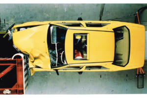 メルセデス・ベンツは1974年の事故調査による、正面衝突の約75％がオフセット衝突であるという事実を受け、その事故形態を再現する衝突実験を開始。