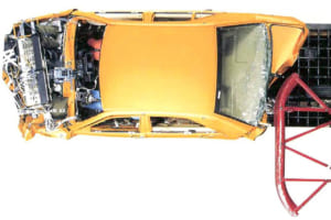 メルセデス・ベンツは1974年の事故調査による、正面衝突の約75％がオフセット衝突であるという事実を受け、その事故形態を再現する衝突実験を開始。