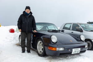 964型ポルシェ911カレラで参加した小本金吾さん。「本当はスパイクタイヤを履かせたいんですけど、ボディに干渉したりで色々大変で」