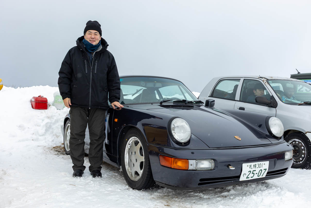 964型ポルシェ911カレラで参加した小本金吾さん。「本当はスパイクタイヤを履かせたいんですけど、ボディに干渉したりで色々大変で」