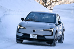 【雪上試乗】428psの最速ボルボEVに宿る穏やかな本質。「EX30」AWDが示す“気を使わない”真価《LE VOLANT LAB》