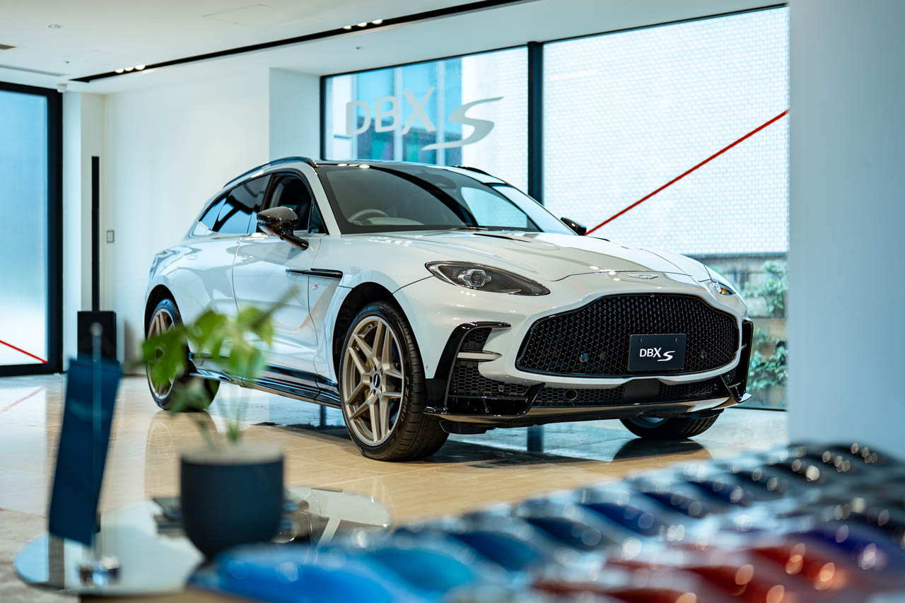 伝統の「S」が示す次世代の極み。アストン・マーティン新型「DBX S」「ヴァンテージS」が日本上陸