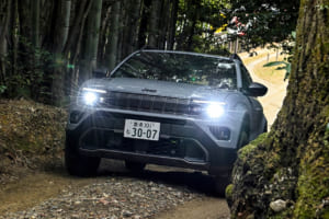 【試乗】単なる生活四駆にあらず。ジープ「アベンジャー 4xeハイブリッド」独立リアモーターとマルチリンクが証明する“本物”の真価《LE VOLANT LAB》