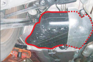 燃料タンクの位置：写真はリフトアップしアンダーカバーを外した状態で、リア左側後方より撮影（左部分の燃料タンクは赤字マーク）。