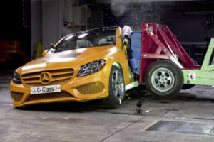 側面は、フロントの衝撃吸収能力に比べて衝撃力を吸収するスペースがないので、より強度に優れる高張力鋼板を使用することで衝撃力を分散し客室を保護。このため、メルセデス・ベンツは頑強なドア、多層構造のピラー、高強度のルーフレールやサイドメンバー、高剛性のフロア構造などを開発し、側面からの衝撃にも変形しにくい客室の強さを保っている。写真図面は2013年のSクラス／W222。 サイド衝撃テスト：写真はCクラス・カブリオレ／A205。