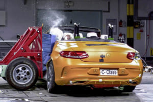 側面は、フロントの衝撃吸収能力に比べて衝撃力を吸収するスペースがないので、より強度に優れる高張力鋼板を使用することで衝撃力を分散し客室を保護。このため、メルセデス・ベンツは頑強なドア、多層構造のピラー、高強度のルーフレールやサイドメンバー、高剛性のフロア構造などを開発し、側面からの衝撃にも変形しにくい客室の強さを保っている。写真図面は2013年のSクラス／W222。 サイド衝撃テスト：写真はCクラス・カブリオレ／A205。