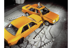 サイド衝撃テスト：写真はEクラス／W124が190／W201のサイドに衝突テストした状態。