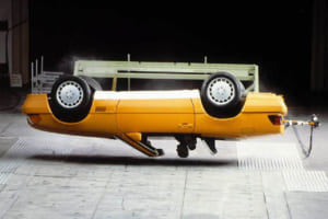 1986年SLにオートマチックロールバーを搭載することによって新しい横転安全基準を設定。車体の傾斜が一定速度以上（4G）になるとセンサーがその状況を検知し、ルーフの開閉状態に関係なくスプリングによってロールバーを押し上げ5トンの力に耐える強度で、横転保護する。