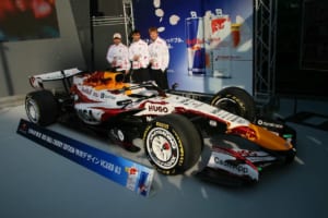 【F1日本GP】いざ鈴鹿へ！ レーシング・ブルズが“和風”特別リバリー披露。ローソンらが語る今季マシンの難しさ