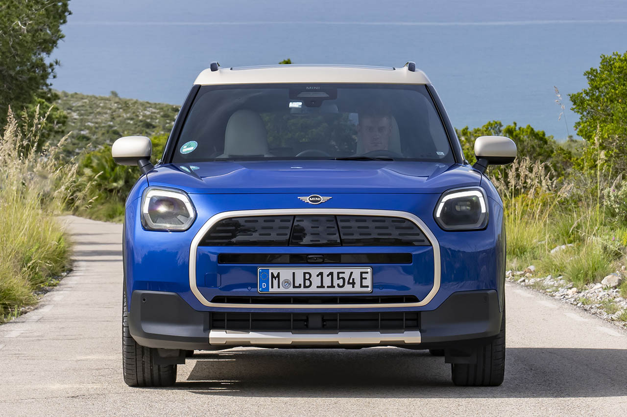 家族旅行をこなす本格EVへ。MINI カントリーマンが最新の技術アップデートで手に入れた高い実用性