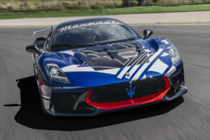 640psの「GT2 ストラダーレ」を解き放つ特権。マセラティ、2026年公式ドライビング体験の全貌