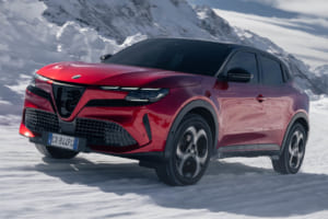 なぜアルファ・ロメオの四輪駆動は面白いのか？「Q4」75年の歴史と、機械式・電動式に貫かれた走りの哲学