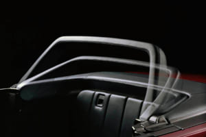 1986年SLにオートマチックロールバーを搭載することによって新しい横転安全基準を設定：写真はオートマチックロールバーが0.3秒で立ち上がるスロー画像。