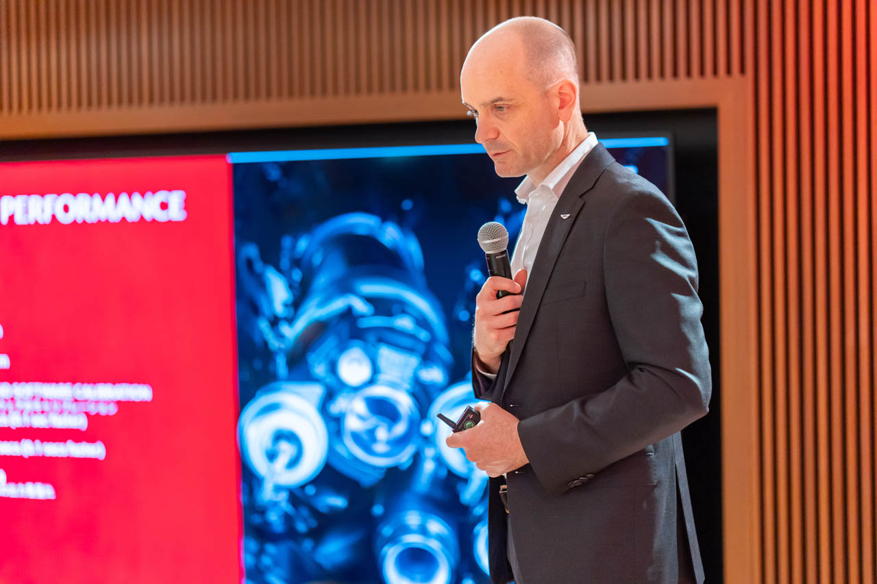 アストン・マーティン 製品開発責任者、ニール・ヒューズ氏