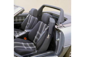 写真は1989年のSL／R129には新開発のシートベルト一体型シートと、立ち上がったオートマチックロールバー。