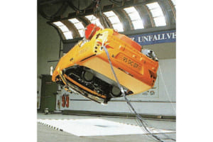 堅牢なAピラー構造によってもさらに横転保護を高め、その筒状構造は高荷重に耐えるように設計されており、ルーフ・ドロップテストで証明。このテストでは、軽く傾けた車体を50cmの高さから落とすことで、Aピラーの一方だけに全重量をかける。