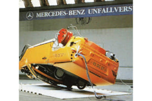 規定で許されるAピラーの変形はごくわずかなもので、三角倒立の概念を採用した安全システム。