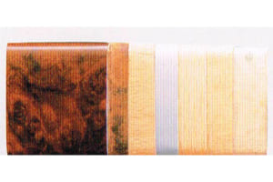 新時代を迎えたウッドフェイシア。裏表の木目板の中に「アルミ」を挟み、サンドウィッチの多層構造にし、衝撃を受けた時には「アルミが柔軟に変形」してくれるので安全。写真の中央の白い部分がアルミ・サンド。