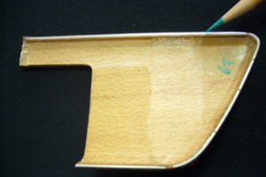 筆者が解剖したアルミ・サンド。鉛筆で示した部分がアルミ・サンド。写真は1983年式380SELリアドアのアルミ・サンド。