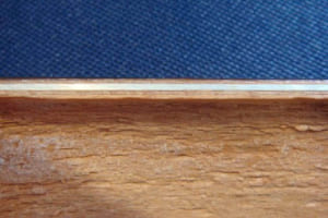 筆者が解剖したアルミ・サンド。写真は1983年式380SELリアドアのアルミ・サンド（白い部分がアルミ・サンド）。